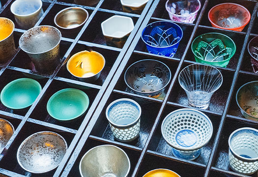 日本各地から取り寄せた酒器